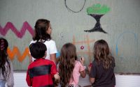 Crianças pintam muro em ação de casa de eventos em BH