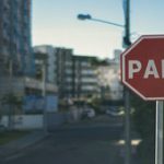 Placa Pare: entenda seu significado e as regras de trânsito associadas