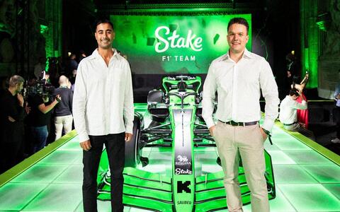 Ed Craven e seu sócio Bijan Tehrani com a nova Sauber da F1 (Foto: The Australian) Ed Craven e seu sócio Bijan Tehrani com a nova Sauber da F1 (Foto: The Australian)