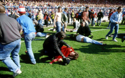 Pessoas feridas sendo atendidas no gramado de Hillsborough (Foto: NBC News)
