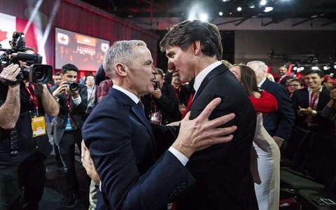 O primeiro-ministro canadense Mark Carney com Justin Trudeau (Foto: The Journal) O primeiro-ministro canadense Mark Carney com Justin Trudeau (Foto: The Journal)