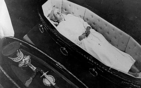 A morte de Evita continua a provocar tanto fascínio quanto desconforto (Foto: BBC)