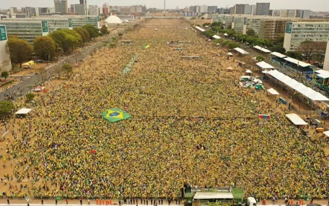 Uma massa de pessoas reunidas num típico sete de setembro brasiliense (Foto: EBC) Uma massa de pessoas reunidas num típico sete de setembro brasiliense (Foto: EBC)