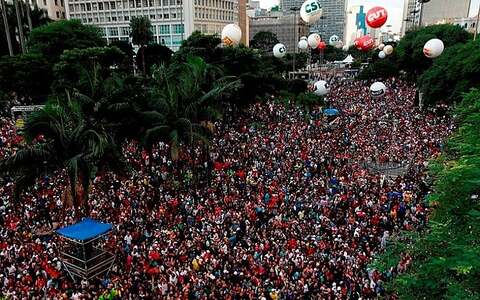 Festas dos trabalhadores são organizadas anualmente em várias regiões (Foto: AP) Festas dos trabalhadores são organizadas anualmente em várias regiões (Foto: AP)