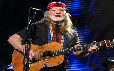 Willie Nelson transcendeu o rótulo de “artista” tornando-se uma lenda (Foto: NPR) Willie Nelson transcendeu o rótulo de “artista” tornando-se uma lenda (Foto: NPR)