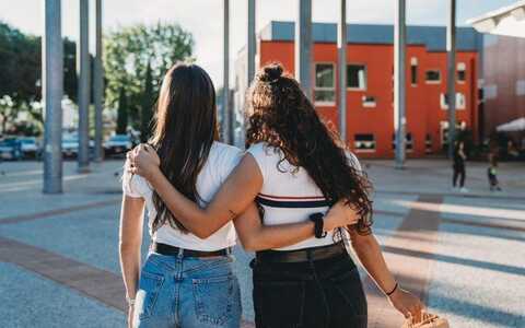 Amizades femininas emergem como um dos pilares mais sólidos (Foto: CNN Portugal) Amizades femininas emergem como um dos pilares mais sólidos (Foto: CNN Portugal)