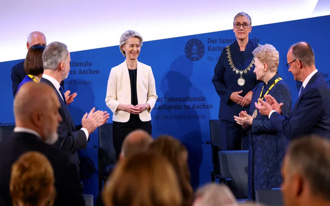 A poderosa Ursula von der Leyen recebe o prêmio Carlos Magno (Foto: site Euronews) A poderosa Ursula von der Leyen recebe o prêmio Carlos Magno (Foto: site Euronews)