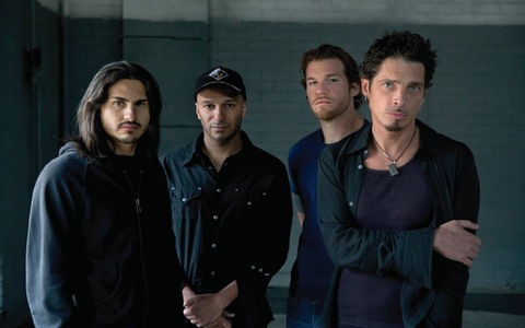 Tom Morello, Tim Commerford e Brad Wilk — ao lado de Chris Cornell (Foto: WebZine) Tom Morello, Tim Commerford e Brad Wilk — ao lado de Chris Cornell (Foto: WebZine)