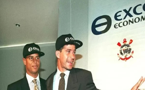 Marcelinho Carioca e Túlio Maravilha com o boné do finado banco (Foto: Divulgação) Marcelinho Carioca e Túlio Maravilha com o boné do finado banco (Foto: Divulgação)