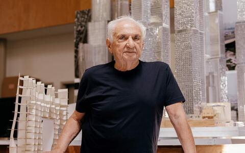 Frank Gehry não é apenas um arquiteto; ele é um fenômeno estético (Foto: Paramatic) Frank Gehry não é apenas um arquiteto; ele é um fenômeno estético (Foto: Paramatic)