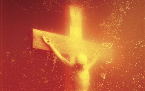Andres Serrano mergulhou um crucifixo em um copo de sua própria urina (Foto: Wiki)