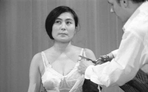 Para alguns, “Cut Piece” foi um manifesto feminista radical e corajoso (Foto: Arquivo)