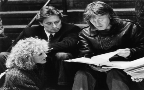 Adrian Lyne dirige Glenn Close e Michael Douglas no filme “Atração Fatal” (Foto: IMDb) Adrian Lyne dirige Glenn Close e Michael Douglas no filme “Atração Fatal” (Foto: IMDb)