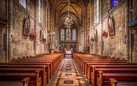 Igreja é templo, mas também palco de disputas que coram quadrilhas (Foto: Pxfuel)