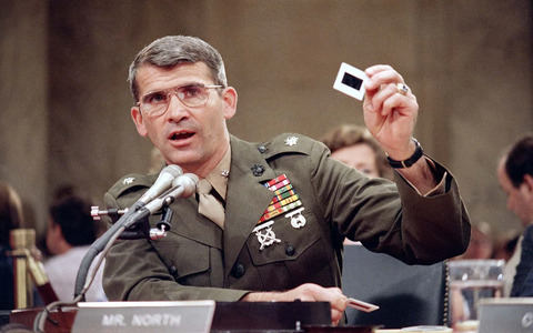 O O tenente-coronel Oliver North virou sinônimo de obediência cega (Foto: Britannica)