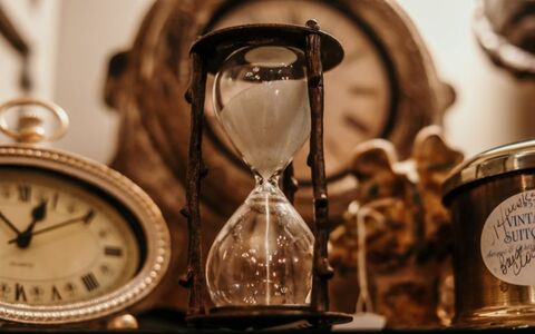 O tempo não passa — somos nós que passamos por ele e envelhecemos (Foto: Freepik) O tempo não passa — somos nós que passamos por ele e envelhecemos (Foto: Freepik)