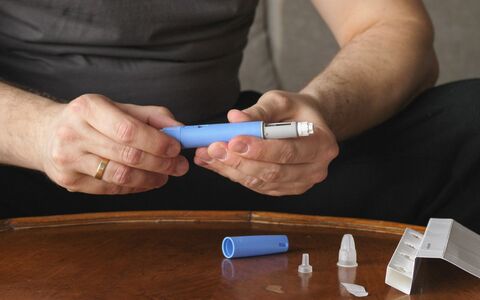 Canetas ajudam — muito —, mas não fazem milagres duradouros sem mudança (Foto: Wiki)