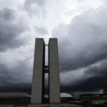 Democracia cercada por silêncios e conluios