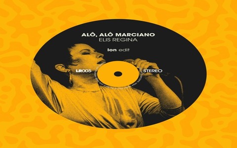 A música soa hoje menos como sátira pop e mais como boletim contínuo e diário (Foto: Wiki) A música soa hoje menos como sátira pop e mais como boletim contínuo e diário (Foto: Wiki)