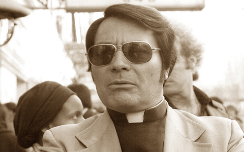 A lavagem cerebral promovida por Jim Jones não foi um raio caindo do céu (Foto: Wiki) A lavagem cerebral promovida por Jim Jones não foi um raio caindo do céu (Foto: Wiki)