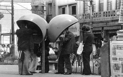 O orelhão ensinou gerações inteiras a dizer o essencial em poucos minutos (Foto: Wiki)